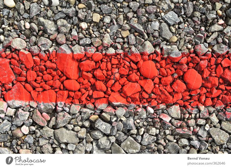 Steine im roten Bereich Parkplatz Schilder & Markierungen leuchten liegen grau Kies Begrenzung Grenze Linie Farbe grell Kontrast Problemlösung temporär