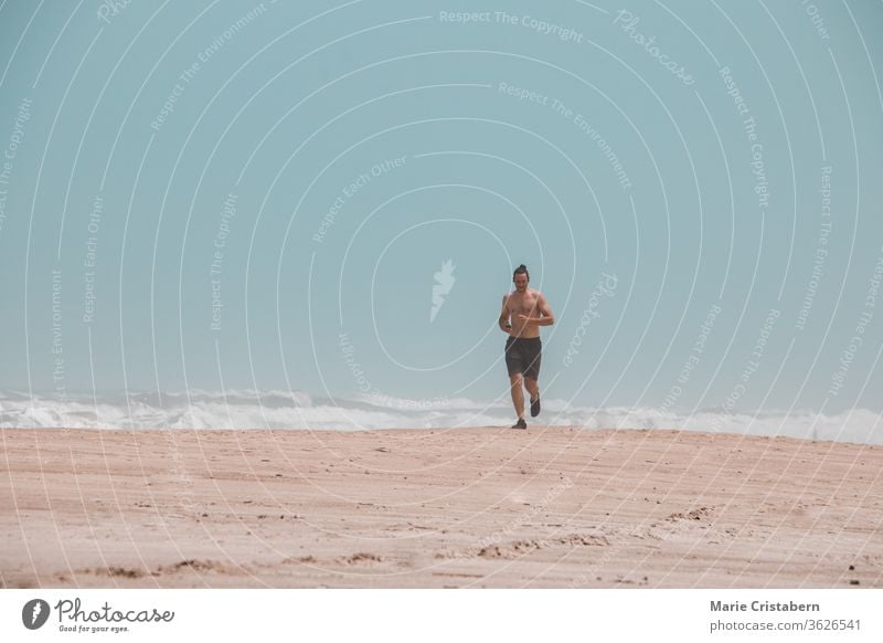 Allein am Strand zu joggen zeigt den neuen normalen Fitnessstil während der Covid-19-Pandemie neue Normale Joggen covid-19 Übung rennen aktiver Lebensstil