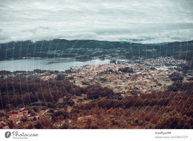 Kleines Dorf am Meer in Galicien, Spanien Landschaft MEER Galicia klein mos redondela pontevedra Berge u. Gebirge schön Schönheit Tradition Pflanze atlantisch
