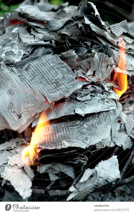 Brennendes Papier aktenvernichtung alktenvernichtung asche brand brandschaden brennen eingeäschert feuer flamme glut heiß papier pappe verbrannt datenschutz