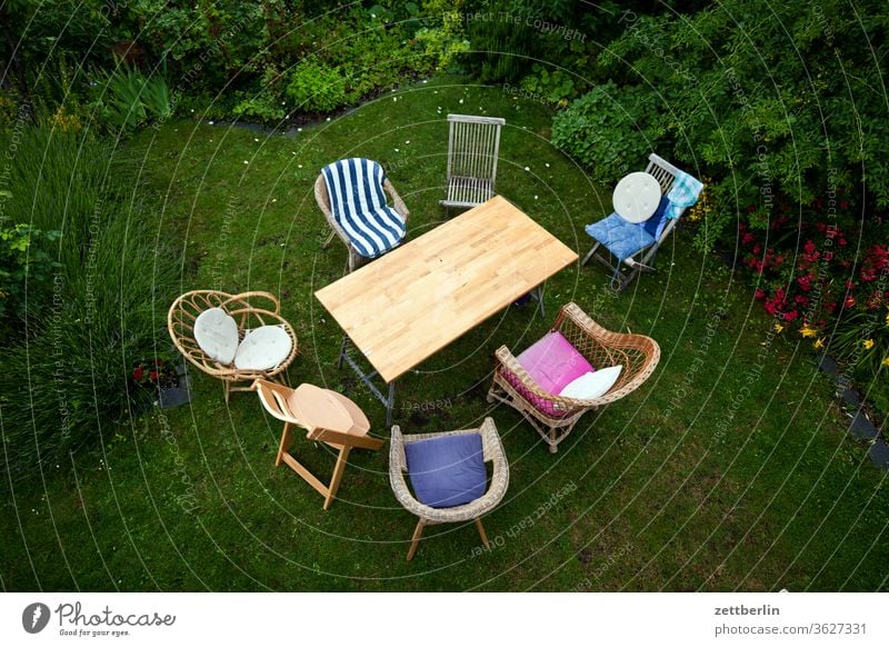 Sieben Stühle und ein Tisch stuhlkreis erholung tisch familie ferien garten gartenmöbel gartenparty gemeinschaft gespräch gras kleingarten kleingartenkolonie