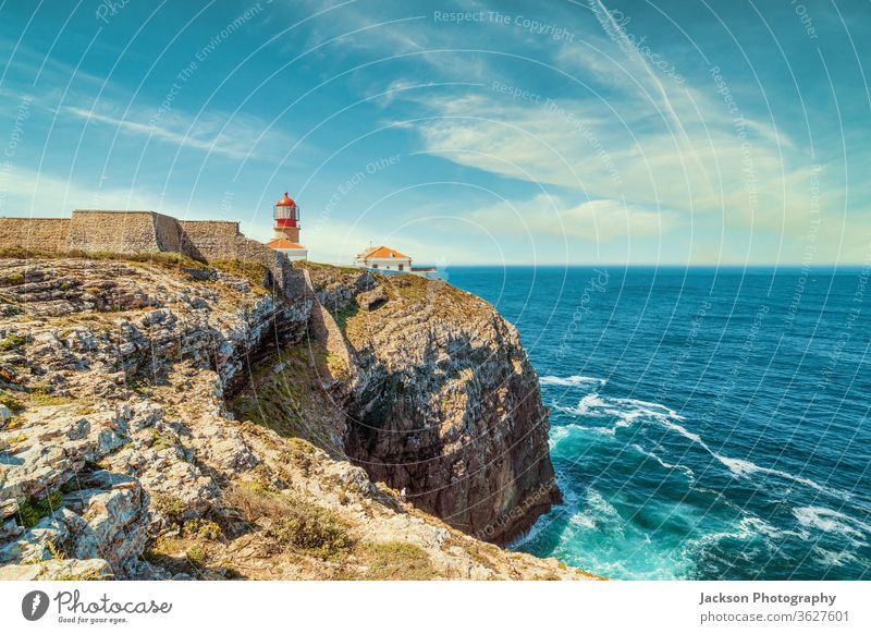 Leuchtturm am Ende des Kap St. Vincent, Portugal Meer Algarve Steine Wellen Architektur atlantisch Leuchtfeuer schön blau Gebäude umhang saint vincent