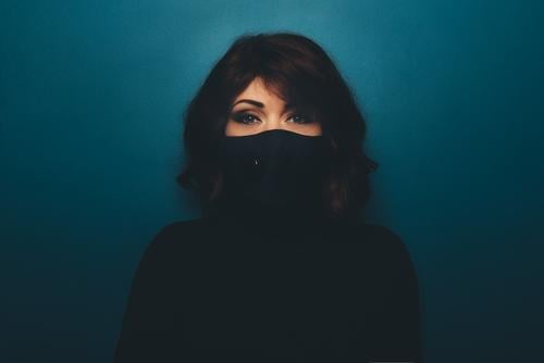 Junge Frau mit schwarzer Gesichtsmaske Mundschutz Porträt Korona Virus Coronavirus Zubehör Quarantäne Mode schön Allergie Gesundheit Schutz covid-19