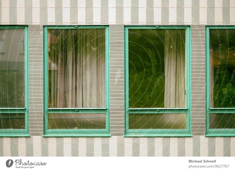 Altmodische Fassade mit grünen Fenstern Architektur Haus Gebäude Menschenleer trist Streifen altmodisch
