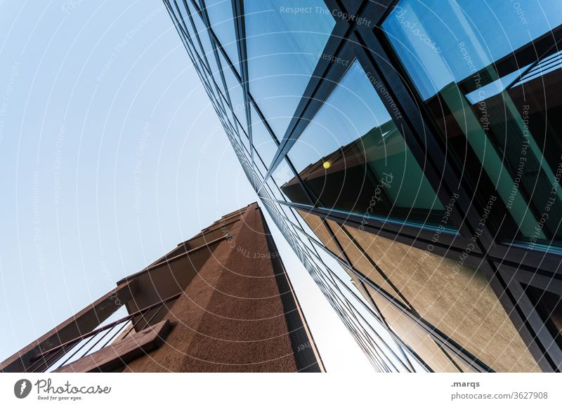 Glasfassade Architektur Bürogebäude Innenstadt modern Spiegelung Hochhaus hoch Wolkenloser Himmel Froschperspektive oben aufstrebend Fluchtpunkt