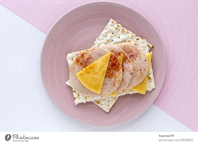 Salzige Cracker mit Wursthähnchen, Käse und Paprika Snack Lebensmittel Küche Aufstrich Mahlzeit Sahne lecker Frühstück selbstgemacht Gesundheit