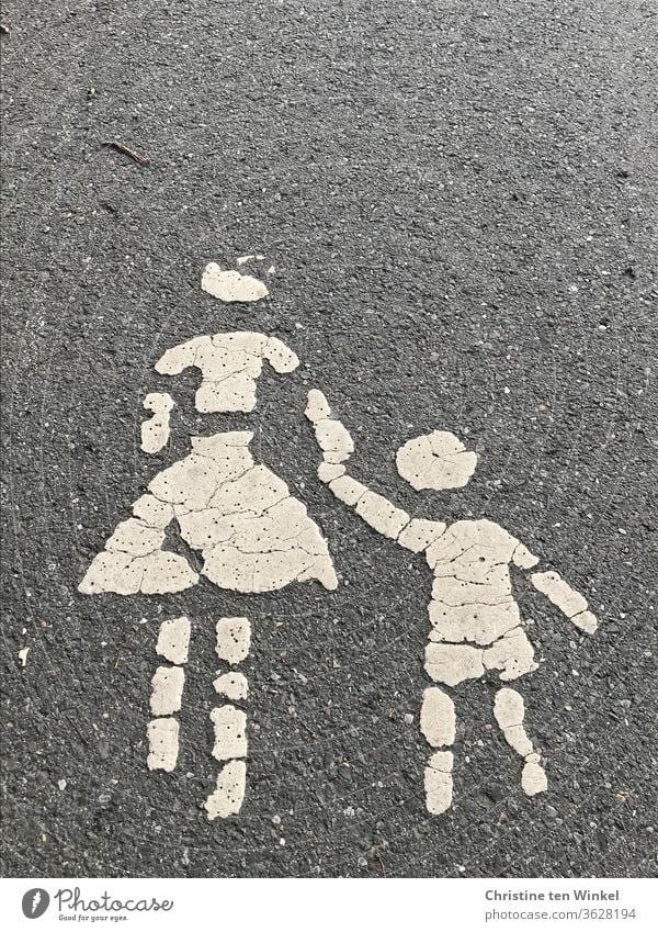 Mutter mit Kind an der Hand, Gehweg, Piktogramm Mutter und Kind Straße Symbol Zeichen festhalten Fußgänger Verkehr Verkehrswege Asphalt Sicherheit