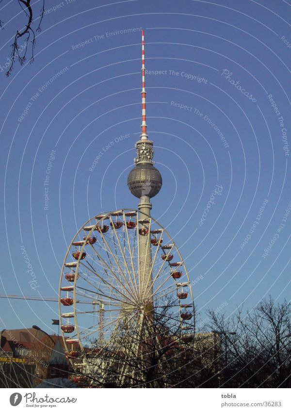 Fernsehturm Berlin mit Riesenrad Alexanderplatz Architektur Klarer kalter Wintertag