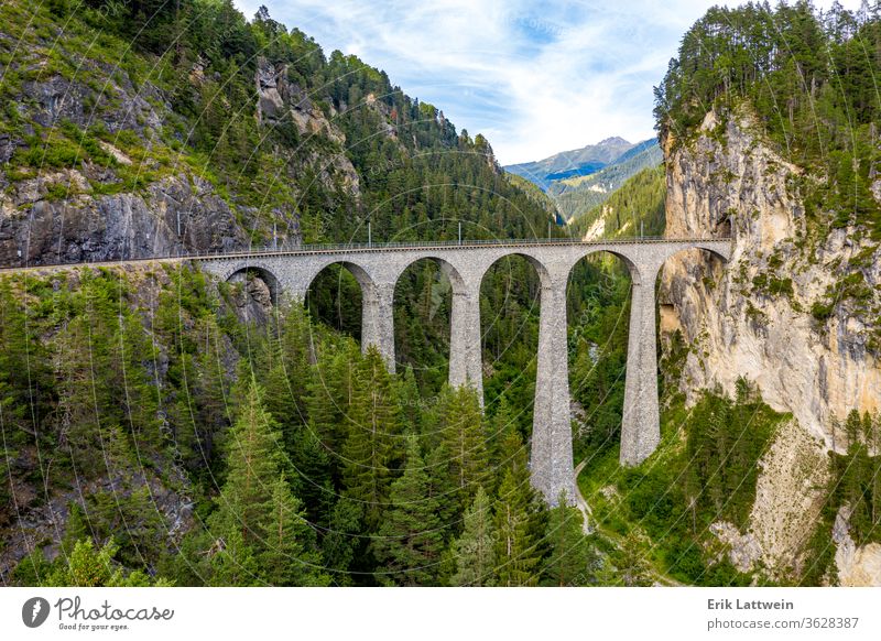 Berühmter Viadukt bei Filisur in den Schweizer Alpen genannt Landwasser Natur Antenne Fotografie reisen Ansicht Cloud Landschaft hoch Horizont idyllisch Reise
