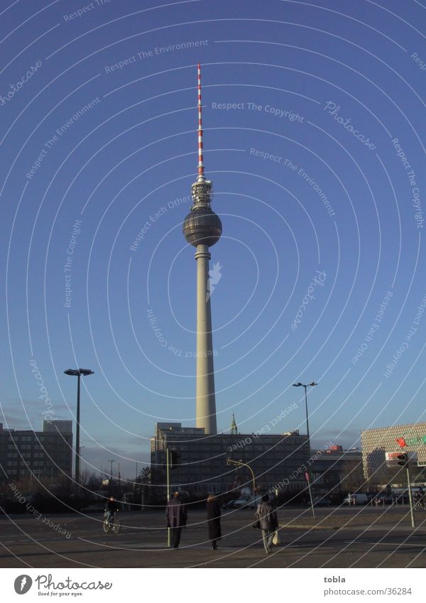 Fernsehturm Berlin Alexanderplatz Architektur Klarer kalter Wintertag vom Prenzlauer Berg aus gesehen