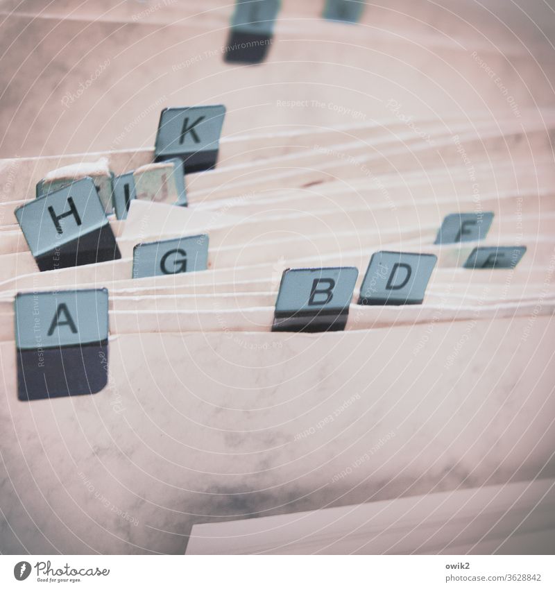 Kladde Ordnung alphabetisch alphabetische reihenfolge Buchstaben einsortieren Bürokratie System Pappe Kunststoff Farbfoto Menschenleer Tag Innenaufnahme