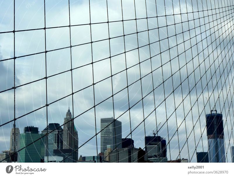 New York hinter Gittern... Brooklyn Bridge Maschendrahtzaun bewölkt Bauwerk Skyline Manhattan Architektur USA Sehenswürdigkeit schlechtesWetter Absperrung