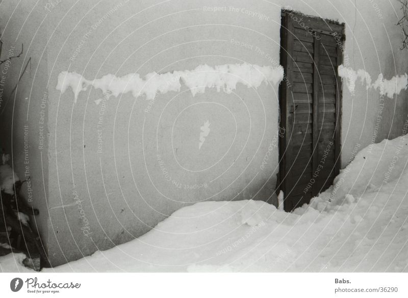 Winterimpression Schneewehe Haus Mauer Architektur Tür