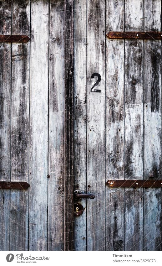 Tür Nr. 2 Holz Zahl alt Klinke Türschloss Metall Farbe Menschenleer Griff geschlossen Sicherheit braun