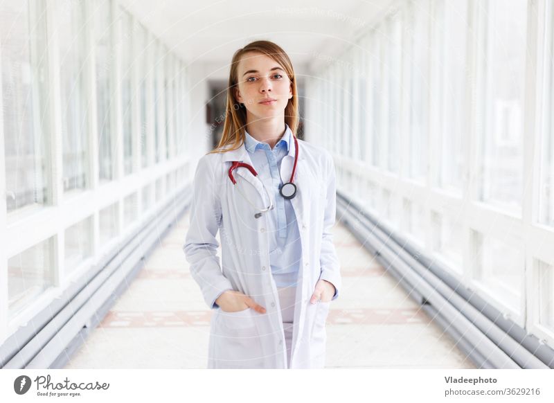Porträt einer schönen jungen Ärztin mit Stethoskop in der Klinik Gesundheit medizinisch Frau Arzt Krankenpfleger Medizin Spezialist Mädchen Gesundheitswesen