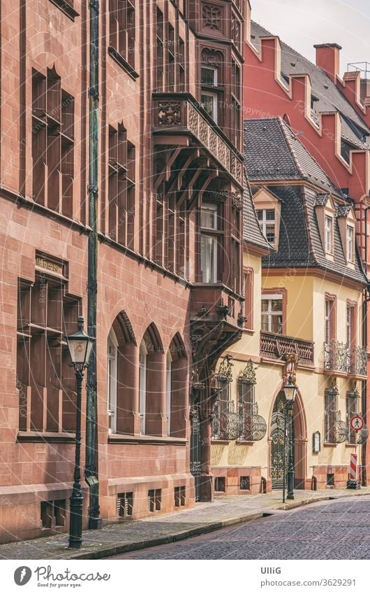 Historische Architektur, Freiburg, Deutschland - Historische Architektur in der menschenleeren Franziskanerstraße in der Altstadt von Freiburg im Breisgau, Baden-Württemberg, Deutschland.