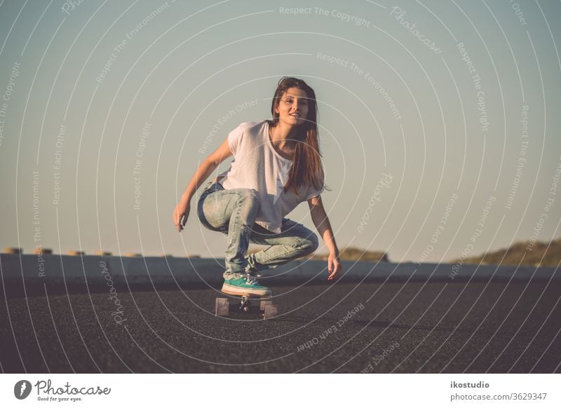 Eisläuferin Frau Skater Longboard Skateboard Mädchen jung Schlittschuh cool Skateboarding schön Straße Lifestyle Mode bergab Sport urban Spaß Glück Stil Jugend