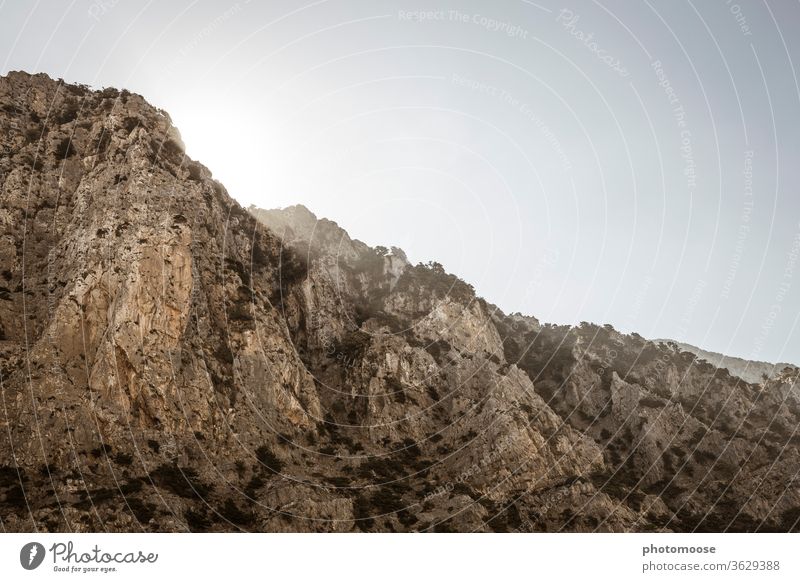 Mediterrane Gebirgskette im Sonnenaufgang Kreta Gebirge Felsen Sommer sommerlich Berge Gesteinsformationen Umwelt Tag Textfreiraum oben Menschenleer Himmel