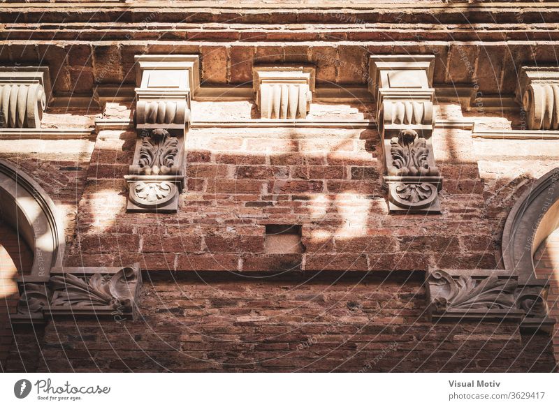 Neoklassizistisches Kapital auf dem Gesims eines alten roten Backsteingebäudes neoklassisch Dachgesims Fassade antik Gebäude Architektur ornamental Baustein