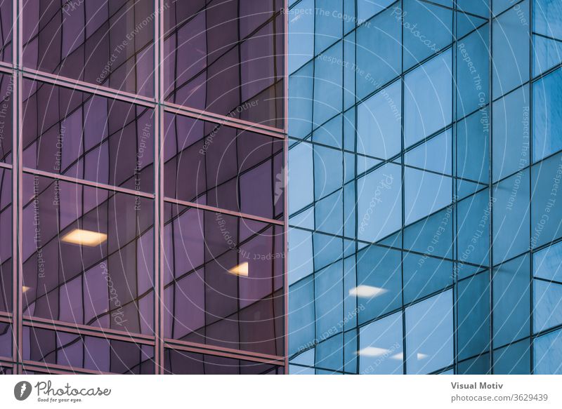 Reflexionen an der Ecke der Glasfassade eines Bürogebäudes Gebäude Reflexion & Spiegelung Eckstoß Fassade Abend Außenseite modern reflektierend Konstruktion