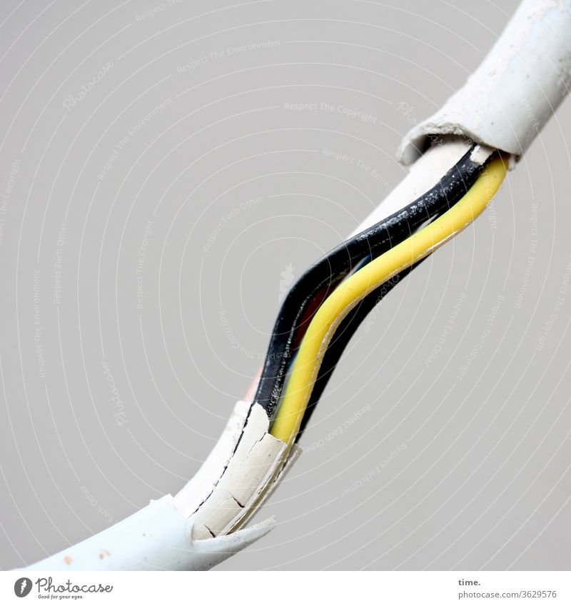 alt | Wachmacher (1) stromkabel ummantelung gelb schwarz kaputt risiko Sicherheitsrisiko parallel elektrik sanierung offen wunde schutzmantel gefahr energie
