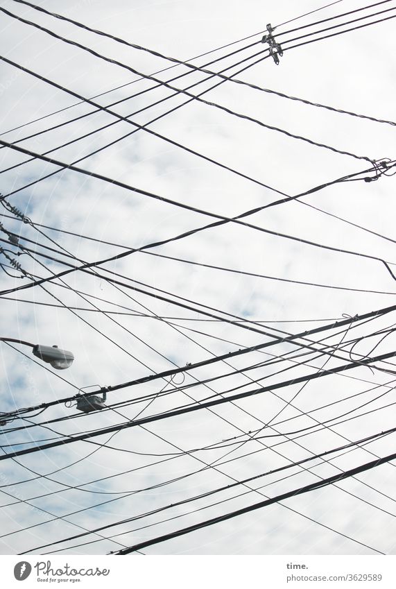 Stadtgespräch komplex Straßenlaterne kabel strom transport himmel durcheinander leitung versorgung Energiewirtschaft Versorgungssicherheit Versorgungsleitung