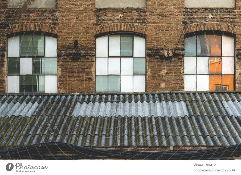 Fenster und abgenutztes Dach einer alten, verlassenen Textilfabrik im Nachmittagslicht Verlassen Gebäude Dachterrasse Fassade Fabrik Industrie Architektur