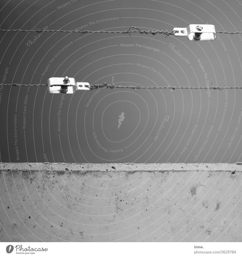 Geschichten vom Zaun (79) zaun grenze schutz sicherheit absperrung durchlässig metall parallel beton grau kabelspanner draht drahtspanner wand mauer