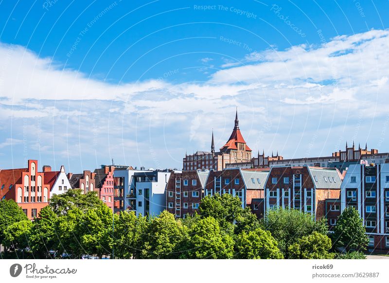 Blick auf historische Gebäude in der Hansestadt Rostock Stadt Mecklenburg-Vorpommern Architektur Häuser Wahrzeichen Sehenswürdigkeit Kirche Marienkirche Fenster