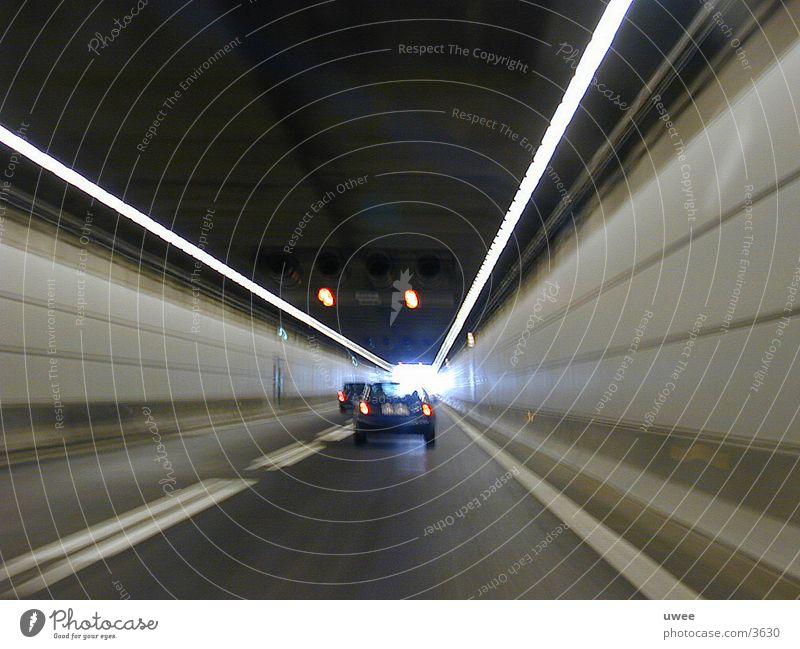 das ende des tunnels Tunnel Geschwindigkeit Beschleunigung Durchgang Verkehr Bauwerk Straße PKW Schweden Dänemark Linie überhohlen