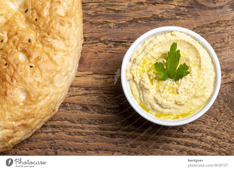 arabischer Humusaufstrich mit Brot Hummus Fladenbrot Aufstrich Sesam Kichererbsen Overhead Kochen Griechisch lecker Gemüse frisch Vorspeise gesund Hintergrund