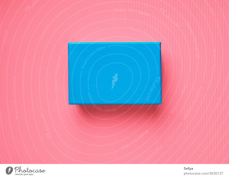 Blaue Geschenkverpackung auf rosa Korallenhintergrund Hintergrund Kasten Überraschung blau sehr wenige präsentieren geben Geburtstag pulsierend Farbe Klotz
