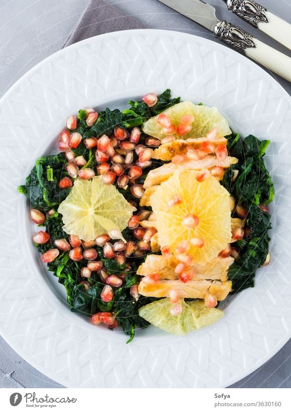 Geflügelsalat mit Spinat und Pampelmuse Hähnchen Salatbeilage Fleisch Granatapfel Grapefruit Frucht Mittagessen Abendessen Licht Speise Mahlzeit Restaurant
