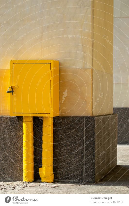 Gelbe Metallbox texturiert Schloss Hardware Stahl im Freien gelber Kasten Hintergrund schwarz Container offen metallisch Objekt bequem Nahaufnahme bauen Single