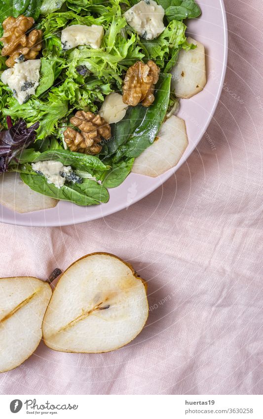 Hausgemachter Salatsortiment-Salat mit Blauschimmelkäse, Walnüssen und ...