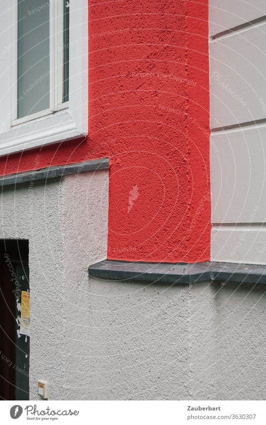 Details einer Fassade mit Fenster in hellgrau und rot Absatz Mauer Struktur Muster abstrakt Wand Strukturen & Formen Haus Gebäude Gedeckte Farben