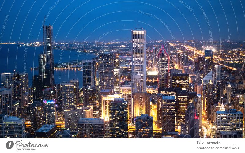 Chicago bei Nacht - erstaunliche Luftaufnahme über den Wolkenkratzern - CH Großstadt Skyline Architektur Illinois Stadtzentrum urban Stadtbild USA