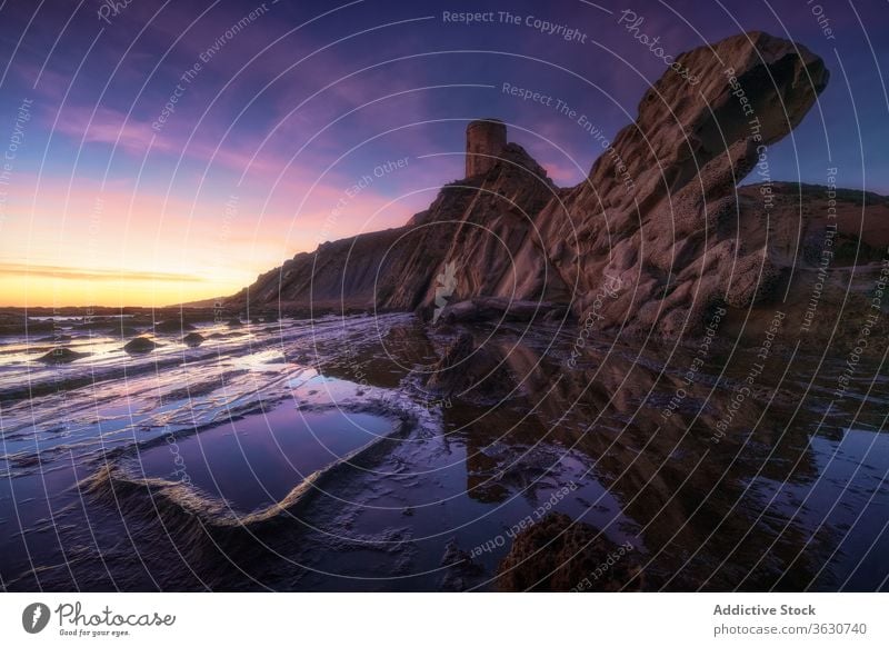 Erstaunlicher Guadalmesi-Turm bei Sonnenuntergang guadalmesi Landschaft spektakulär Felsen Stein Wahrzeichen berühmt erstaunlich Cadiz Spanien malerisch Abend