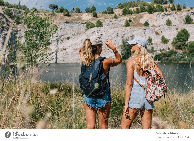 Beste Freundinnen im Urlaub am See bester Freund Feiertag sorgenfrei Frauen bewundern Landschaft spektakulär Gras Shorts stehen sonnig sich[Akk] entspannen