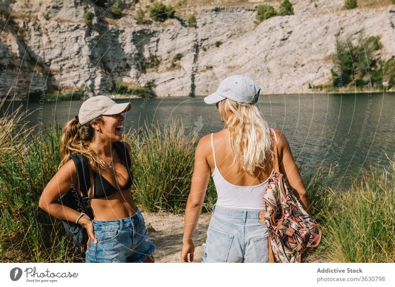 Beste Freundinnen im Urlaub am See bester Freund Feiertag sorgenfrei Frauen bewundern Landschaft spektakulär Gras Shorts stehen sonnig sich[Akk] entspannen