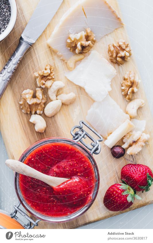 Draufsicht auf Erdbeermarmelade Marmelade Erdbeeren süß Glas Götterspeise frisch Frucht Käse Lebensmittel Bestandteil rot bewahren selbstgemacht Dessert