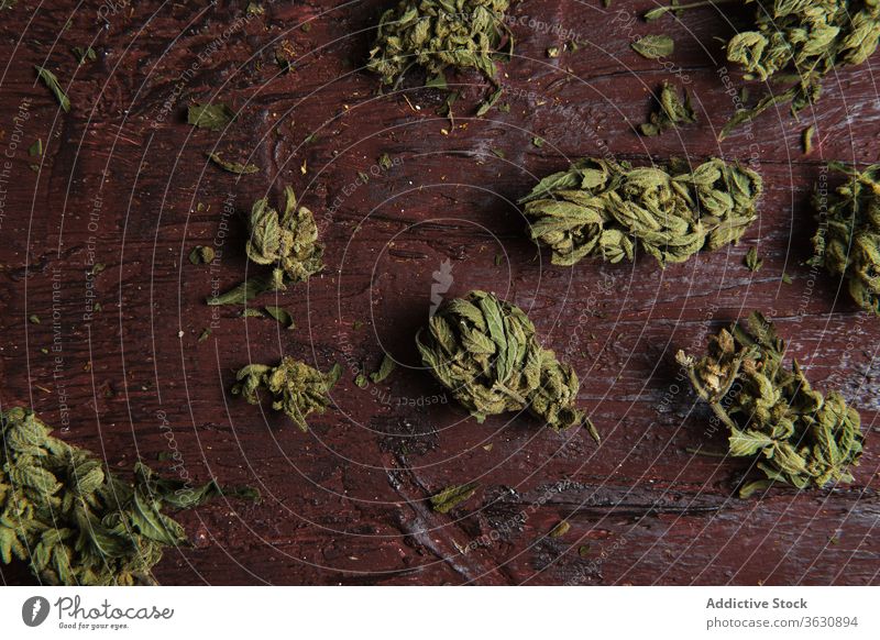 Getrocknete Cannabis-Knospen auf Holztisch Marihuana Unkraut getrocknet Blütenknospen Haufen medizinisch Medikament hoch Erholung Dope organisch natürlich