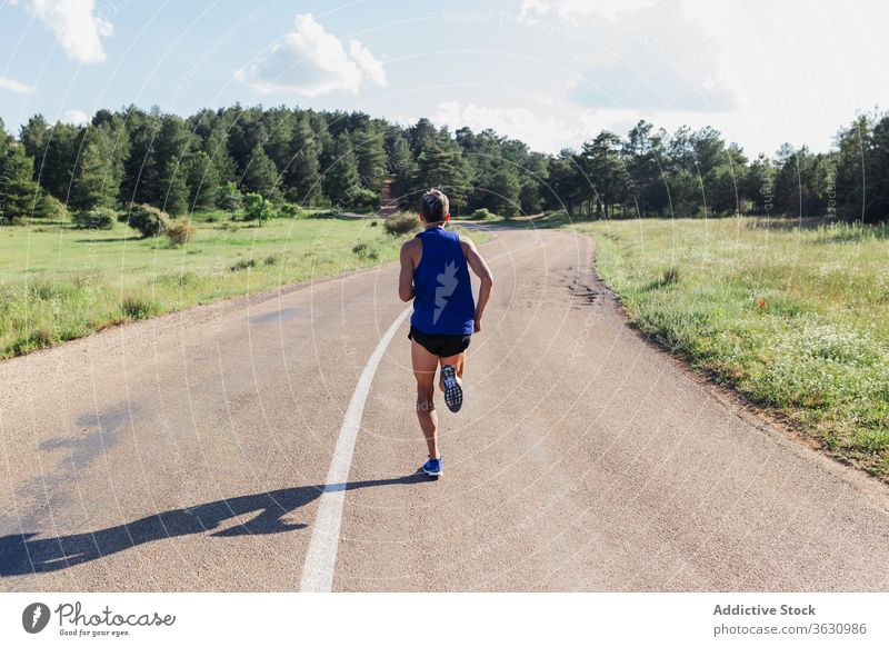 Entschlossener Mann läuft während des Trainings auf der Straße laufen schnell Übung Fitness jung Sport passen Aktivität Sportbekleidung joggen urban Gesundheit