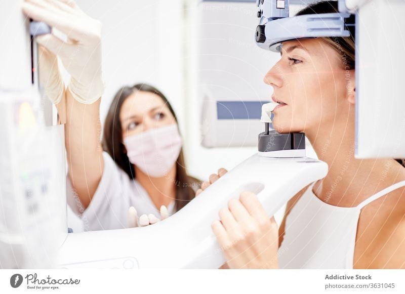 Patient und Zahnarzt während des Röntgenverfahrens Frauen geduldig Röntgenbild Klinik Scan Computer benutzend modern Verfahren Medizin Arzt Krankenhaus mündlich