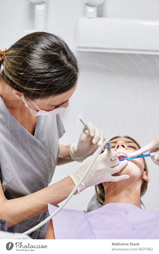 Zahnarzt untersucht Zähne des Patienten geduldig Spiegel Mund prüfen Zahnspange Kieferorthopäde Arzt mündlich Klinik Leckerbissen Pflege Werkzeug