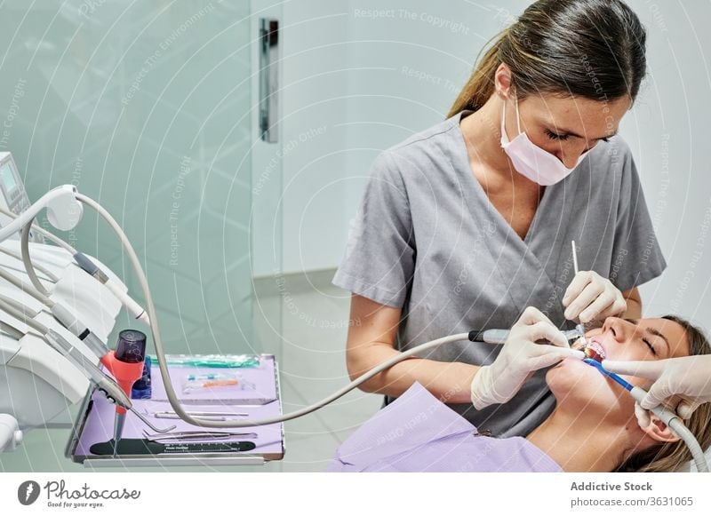 Zahnarzt untersucht Zähne des Patienten geduldig Spiegel Mund prüfen Zahnspange Kieferorthopäde Arzt mündlich Klinik Leckerbissen Pflege Werkzeug