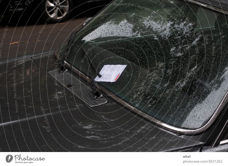 Knöllchen Oldtimer Regen Autofahren Scheibenwischer Windschutzscheibe Menschenleer PKW Detailaufnahme Motorhaube Fahrzeug Verkehrsmittel Außenaufnahme