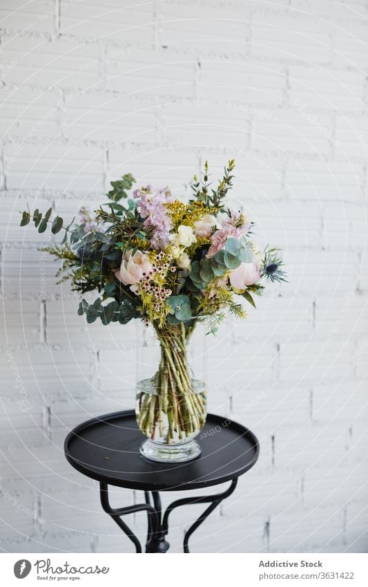 Glasvase mit bunten Blumen auf dem Tisch Blumenstrauß Floristik frisch natürlich farbenfroh verschiedene Vase Topf kreativ schön Craspedia Pflanze Dekor Design