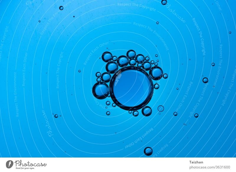 Gradient Öltropfen im Wasser. Ölblasen im Wasser, runde abstrakte Tropfen. Schaumblase blau Hintergrund Schaffung Phantasie fett gemischt Planet Reinheit Tönung
