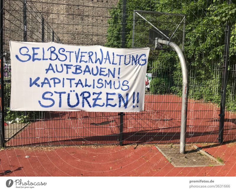 Tuch: "Selbstverwaltung aufbauen! Kapitalismus stürzen!!". Gesehen in Berlin. Protest kapitalismus Politik wirtschaft gesellschaft berlin deutschland